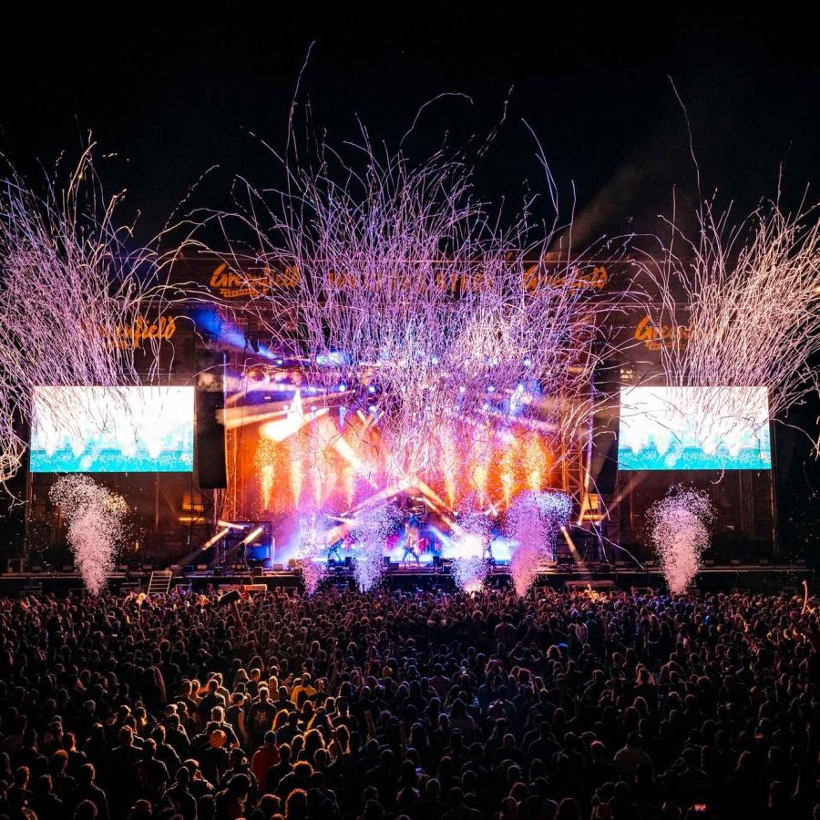 Beleuchtete Festivalbühne beim Greenfield 2024