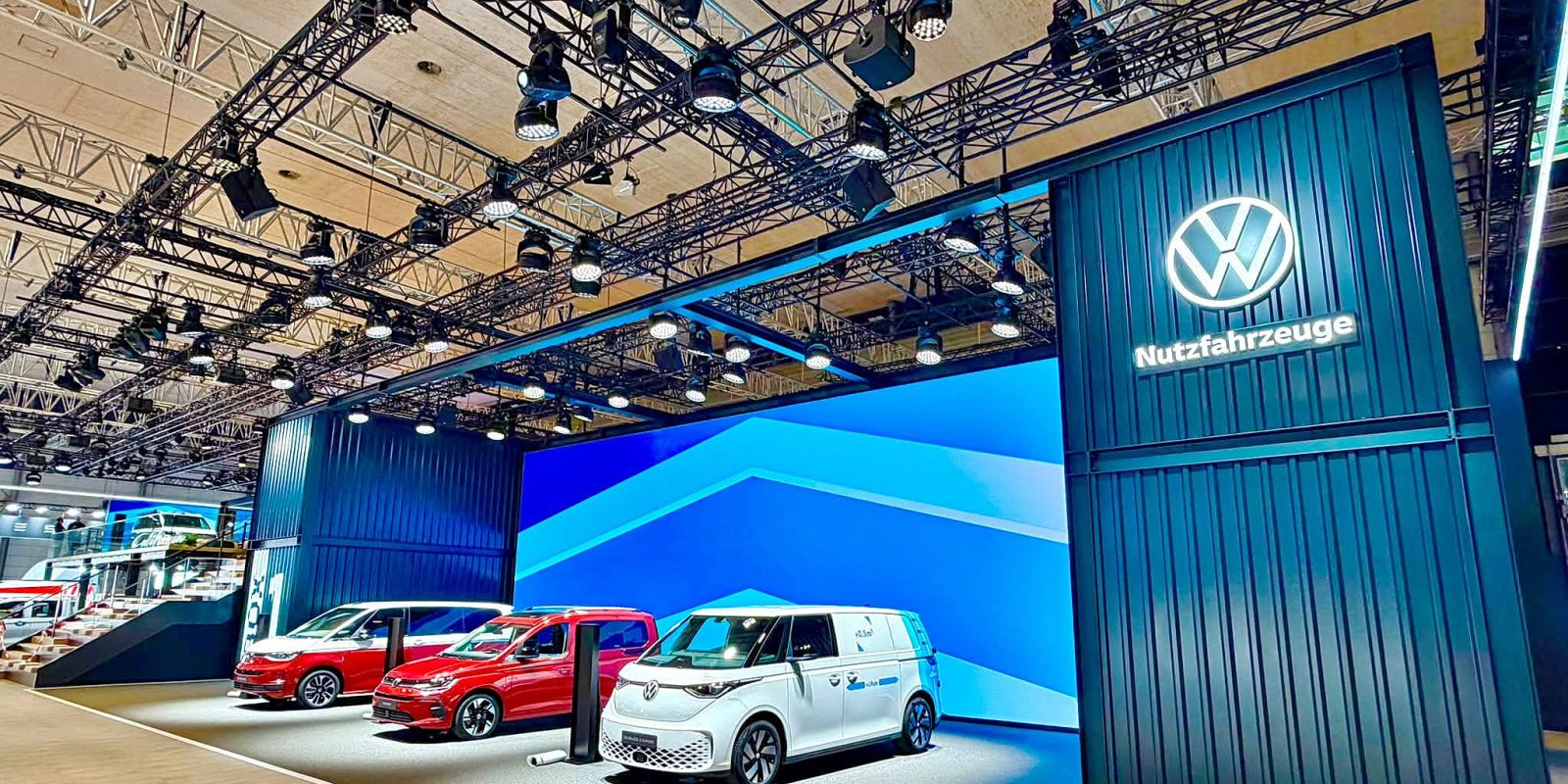 Volkswagen Nutzfahrzeuge auf der IAA Transportation 2026 – Messestand mit Licht-, Ton- und Riggingtechnik