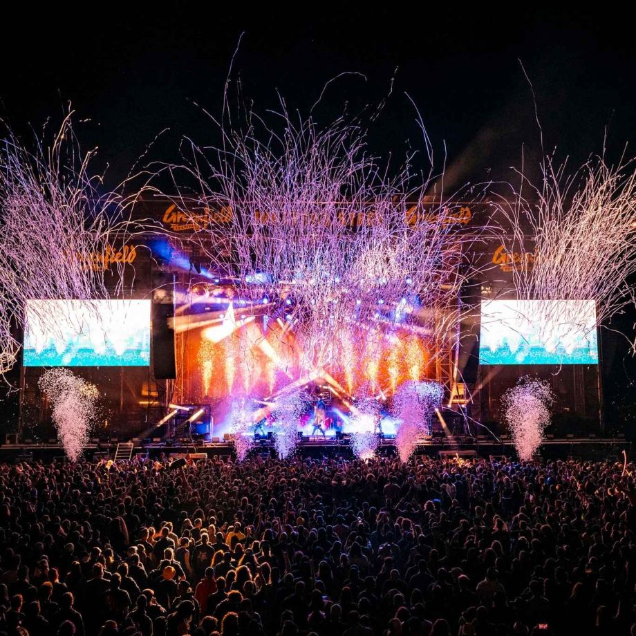 Beleuchtete Festivalbühne beim Greenfield 2024