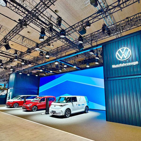 Volkswagen Nutzfahrzeuge auf der IAA Transportation 2026 – Messestand mit Licht-, Ton- und Riggingtechnik