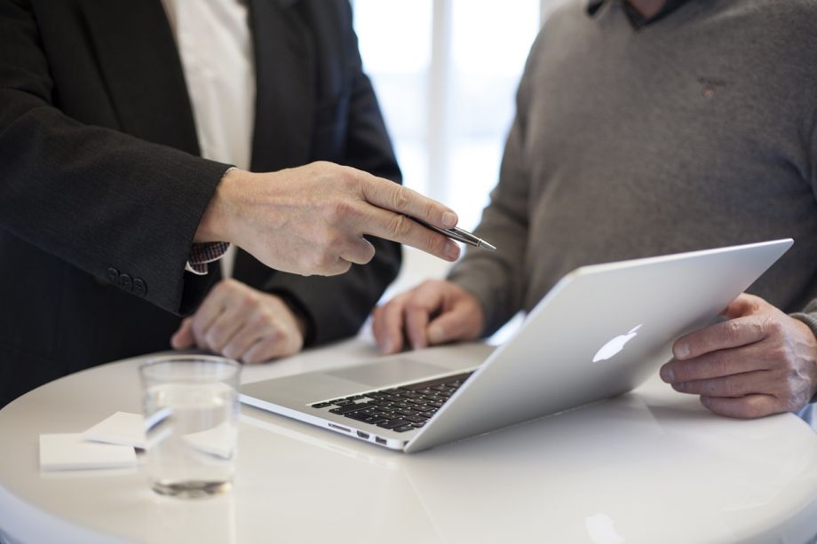 Besprechung mit Laptop und Unterlagen